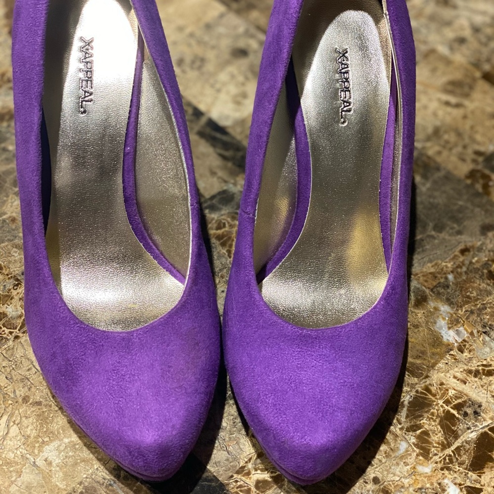 Worn once with Daphne costume., also for sale. No box. Great condition.